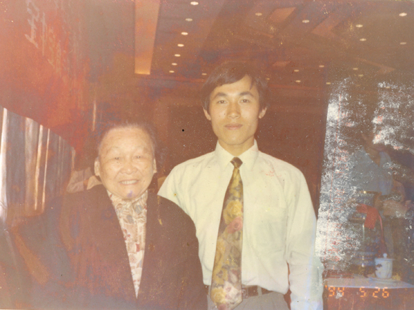 湯傳忠與王定國(guó)女士（謝覺哉同志夫人）合影