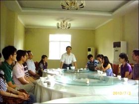 團(tuán)結(jié)一致，奮力拼搏