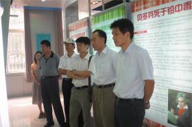山東省食品藥品監(jiān)督管理局副局長陳耕一行到我公司參觀、視察
