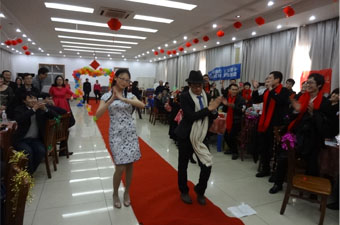 金蛇狂舞辭舊歲，策馬奔騰譜新篇