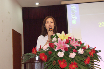 副總經(jīng)理鄭朝霞女士做《2012年上半年工作匯報》