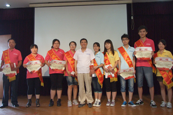 財務部經(jīng)理呂剛為后勤優(yōu)秀員工頒獎